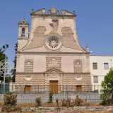 Attraversiamo quindi nuovamente il ponte e torniamo in centro. Prendiamo corso Aldo Moro per raggiungere il particolare santuario della Madonna delle grazie: una chiesa del 1602 che riproduce sulla sua facciata una grande aquila con tre torri, stemma del vescovo Giustiniani, suo committente